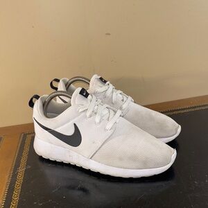Nike Roshe One White Black 844994-101 Women’s Size 8